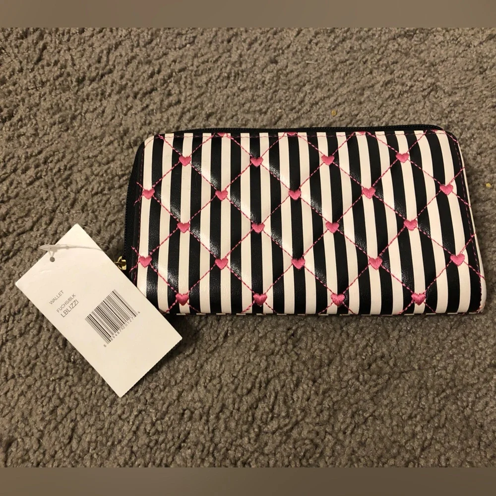 Betsey Johnson Black and White Striped Key Card Holder - Picture 3 of 8